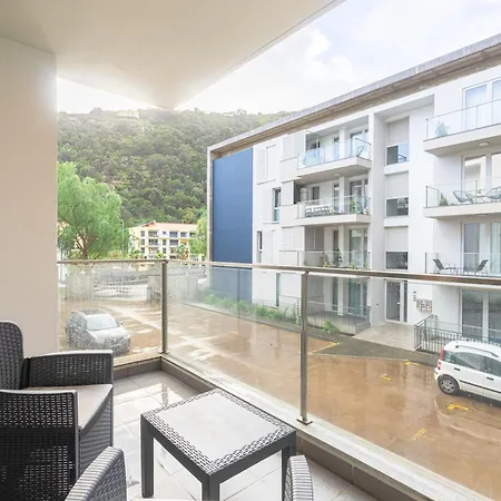 New Airport & Downtown Santa Cruz (Madeira)