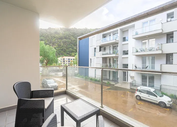 New Airport & Downtown Santa Cruz (Madeira)